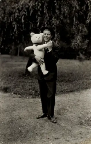 Foto Ak Junger Mann mit Teddy, Portrait