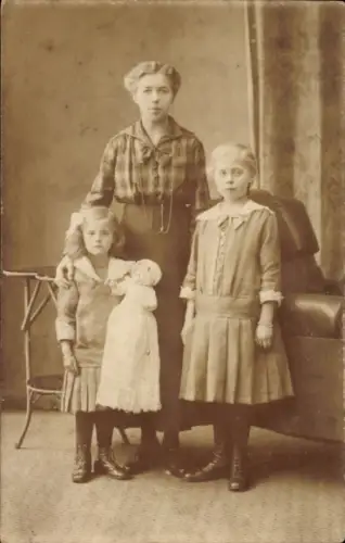Foto Ak Frau mit Töchtern, Kinder, Puppe