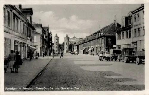 Ak Potsdam, Friedrich Ebert Straße mit Nauener Tor