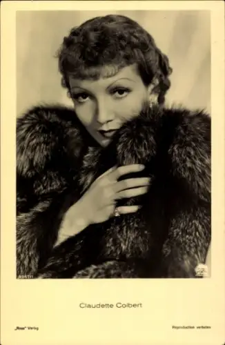 Ak Schauspielerin Claudette Colbert, Portrait, Pelzmantel