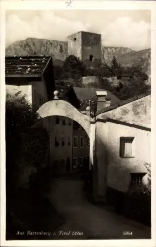 Ak Rattenberg in Tirol, Straßenansicht, Torbogen, Burg