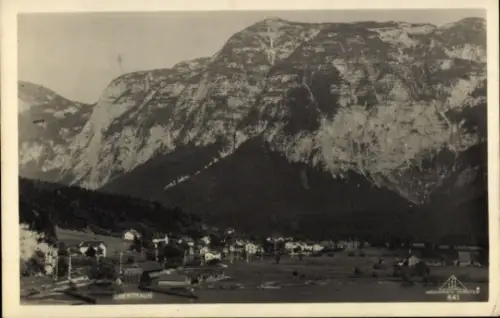 Ak Obertraun Oberösterreich, Berglandschaft, Ort  Häuser am Wasser, 