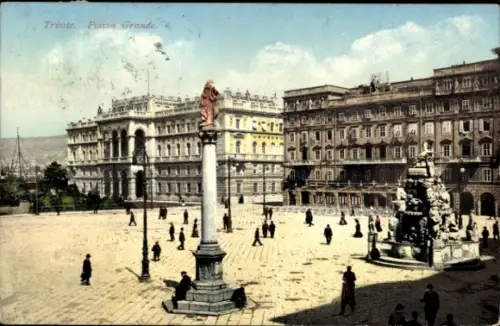 Ak Triest Trieste Friuli Venezia Giulia, Trieste, Piazza Grande, Statue, Menschen, Gebäude