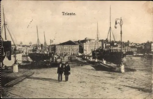 Ak Triest Trieste Friuli Venezia Giulia,  Hafenansicht, Schiffe, Spaziergänger