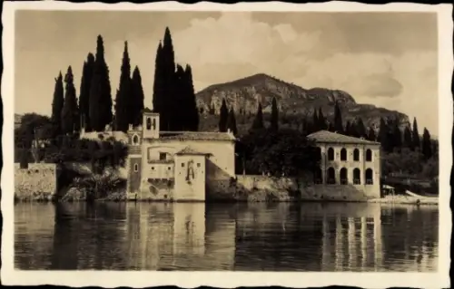 Ak San Vigilio Lago di Garda Veneto, Häuser am Wasser, Hügel