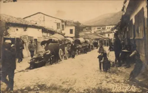 Foto Ak Veles Mazedonien, Straßenpartie, Rinderfuhrwerke, Anwohner, Kriegsgef. Arbeiter. Batt. 73