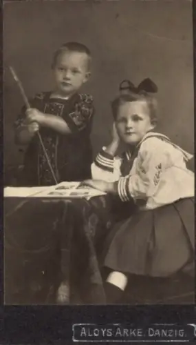 CdV Portrait zweier Kinder, Mädchen im Matrosenhemd, Fotograf Aloys Arke, Danzig, Kohlenmarkt 12