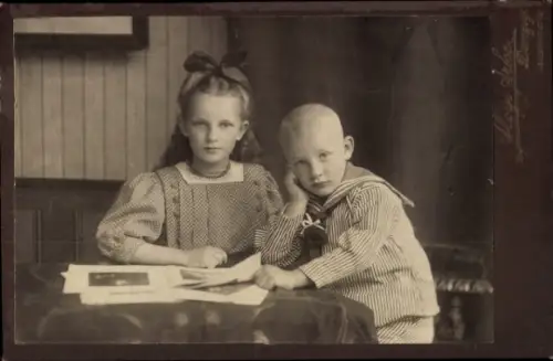Kabinettfoto Kinderportrait, Mädchen und Junge am Tisch, Fotograf Aloys Arke, Danzig