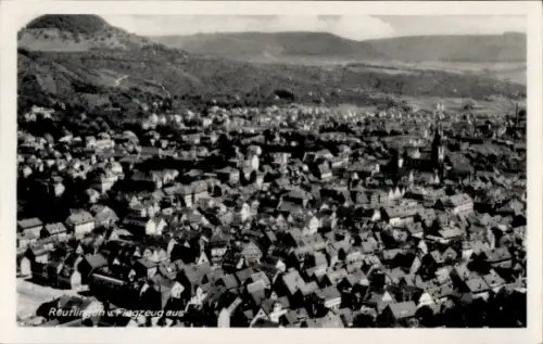 Ak Reutlingen in Württemberg, Luftaufnahme von  viele Dächer, Berge im Hintergrund