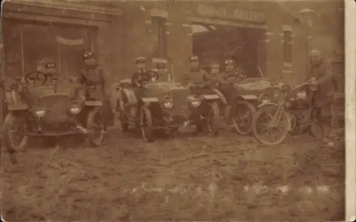 Foto Ak Péronne Somme, deutsche Soldaten mit Armeefahrzeugen, Automobile, Motorrad, 1. WK