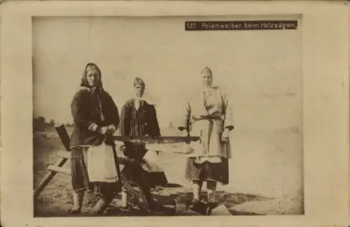 Foto Ak Polen, Polenweiber beim Holzsägen
