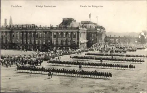 Ak Potsdam, Königliches Stadtschloss, Parade im Lustgarten