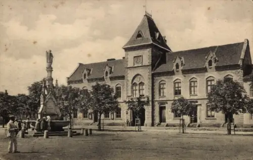 Ak Lednice Eisgrub Südmähren,  Zub-Brunnen, Rathaus