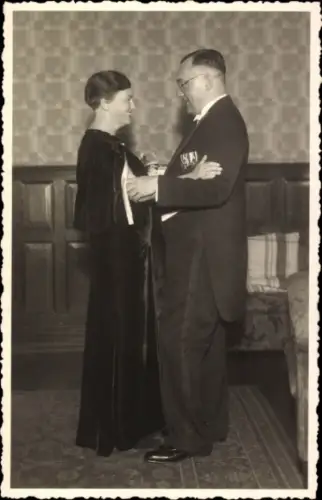 Foto Paar zu Weihnachten 1936, Hans und Liesel, Frack mit Ordensspange