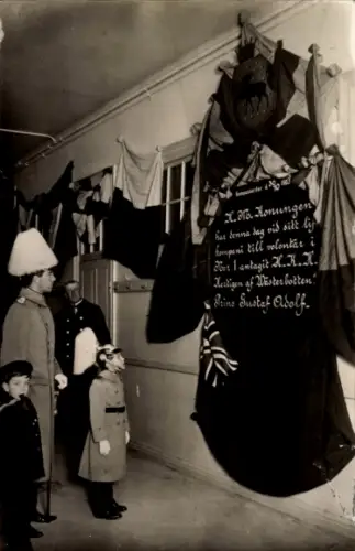 Foto Ak Schwedisches Königshaus, Gedenktafel, Herzog von Västerbotten, Prinz Gustaf Adolf