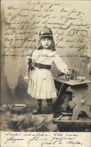 Ak Mädchen mit Pickelhaube, Portrait