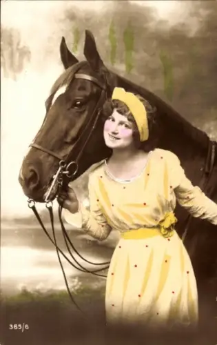 Ak Junge Frau im gelben Kleid, Pferd