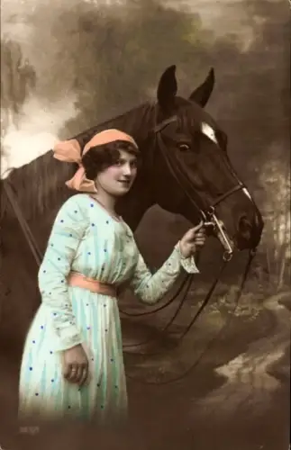Ak Junge Frau mit Pferd, Portrait