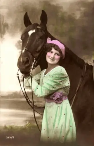 Ak Frau in grünem Kleid, Pferd, Zaumzeug