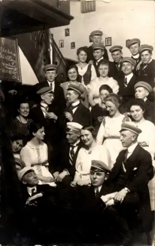 Studentika Foto Ak Studentengruppe mit jungen Frauen, 1921