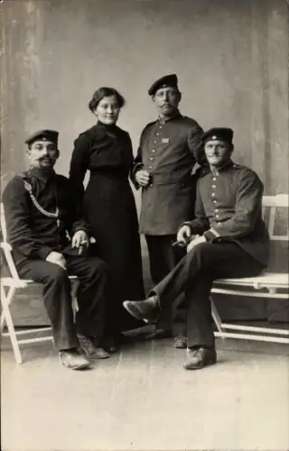Foto Ak Deutsche Soldaten in Uniform, Frau