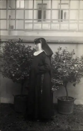 Ak Klosterpartie, Nonne