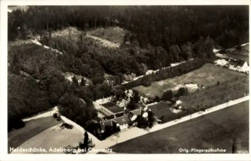 Ak Adelsberg Chemnitz in Sachsen, Luftaufnahme von Heideschänke, Adelsberg, Wald, Wiese, Gebäude
