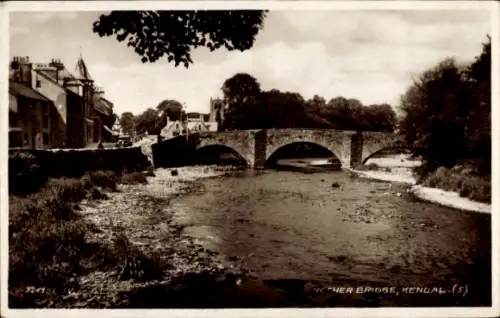 Ak Kendal Cumbria England, Brücke über einen Fluss, Häuser am Ufer, Landschaft, Schwarz-Weiß-Foto