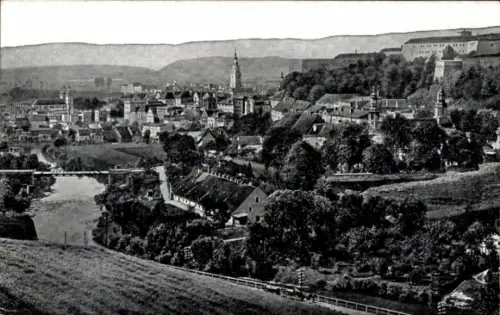 Ak Kłodzko Glatz Schlesien, Gesamtansicht von  Fluss, Bäume, Berge, Stadtansicht