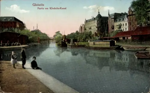 Ak Gliwice Gleiwitz Oberschlesien,  Klodnitz-Kanal, Kinder am Ufer, Boote auf dem Wasser