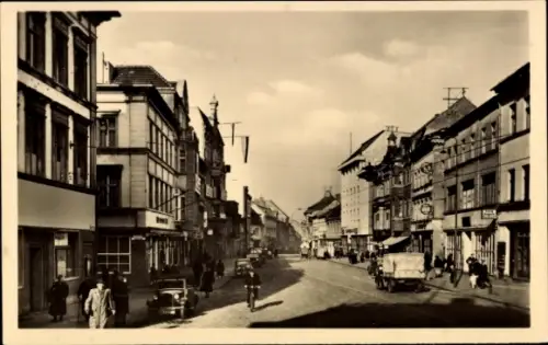 Ak Brandenburg an der Havel, Hauptstraße, HO Kaufhaus, PKWs, Passanten, Fahrradfahrer
