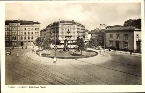 Ak Kassel in Hessen,  Friedrich-Wilhelms-Platz, Stadtansicht, Brunnen, Bäume, Straßenverkehr