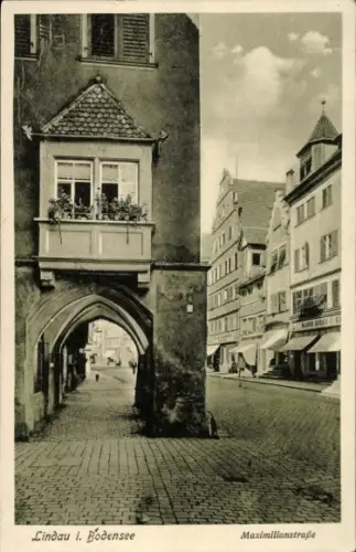 Ak Lindau am Bodensee Schwaben, Lindau i. Bodensee, Maximilianstraße,  Gebäude, Straßenansicht