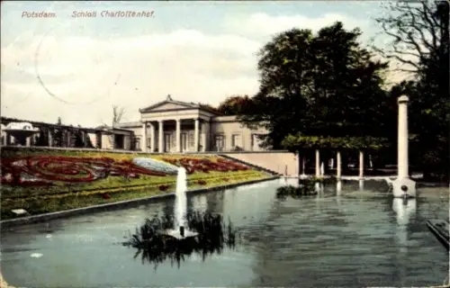 Ak Potsdam Sanssouci, Schloss Charlottenhof, Wasserbecken, Blumenbeete, Potsdam