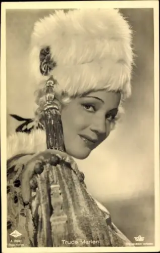 Ak Schauspielerin Trude Marlen, Portrait mit Pelzmütze, Wien Film, Operette, Autogramm