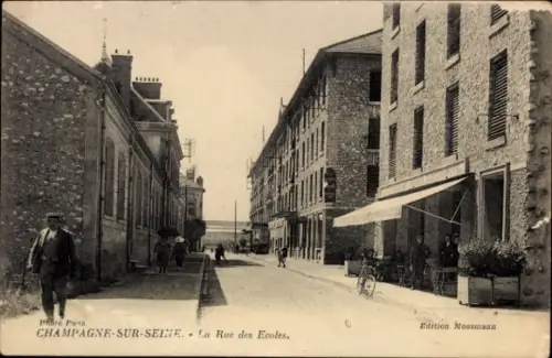 CPA Champagne sur Seine Seine et Marne, La Rue des Ecoles