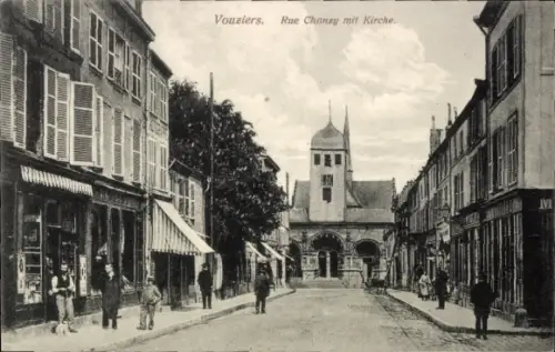 Ak Vouziers Ardennes,  Rue Chanay, Kirche, Straßenansicht,  