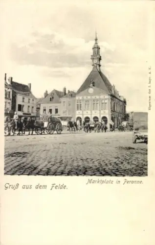 Ak Péronne Somme, Marktplatz in  Pferdewagen, Gebäude mit Turm, Gruß aus dem Felde