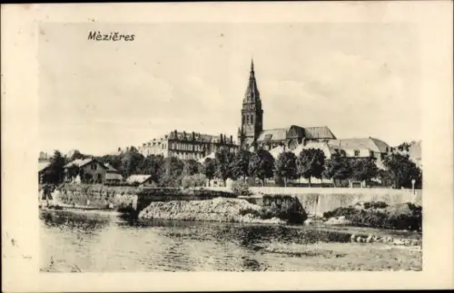 Ak Mézières Ardennes, Stadtansicht von  Fluss, Gebäude, Kirchturm