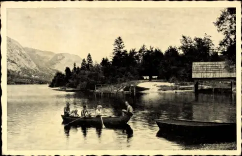 Ak Bohinj Slowenien, Bohinjsko jezero, Wocheiner See, Familie im Boot, See, Berge, Bäume, Savica-