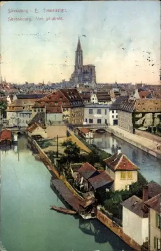 Ak Strasbourg Straßburg Elsass Bas Rhin, Totalansicht von  Fluss, Häuser, Kirche im Hintergrund