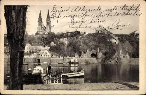 Ak Praha Prag Tschechien, Schiff im Vordergrund, Flusslandschaft, Hügel mit Bäumen, Kirchen im Hi