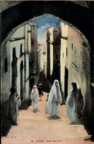 Ak Algier Alger Algerien, Straße in  Menschen in weißen Gewändern,  Atmosphäre