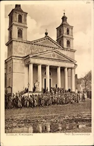 Ak Suwałki Suwalki Suwalken Ostpreußen, deutsche Soldaten beim Kirchgang, 1. WK