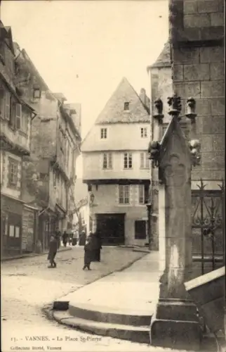 Ak Vannes Morbihan,  La Place St-Pierre,  Gebäude, gepflasterte Straße