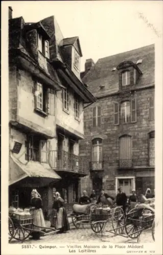 Ak Quimper Finistère, Alte Häuser, Place Médard, Frauen mit Wagen