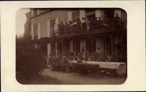 Foto Ak Ancy sur Moselle, Menschen am Tisch, Soldaten, Haus