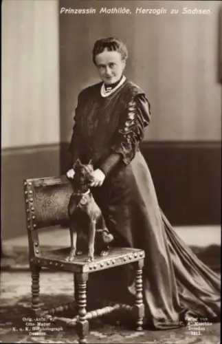 Ak Prinzessin Mathilde, Herzogin zu Sachsen, Portrait mit Hund