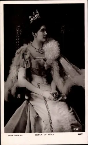 Ak Königin von Italien, Portrait
