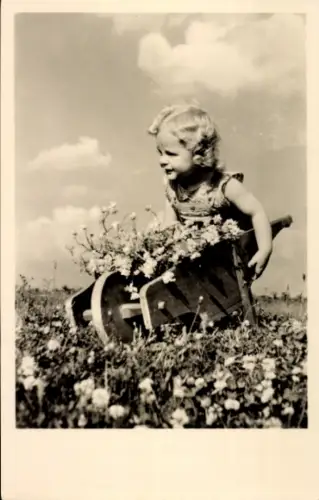 Ak Blumenwiese, blondes Mädchen